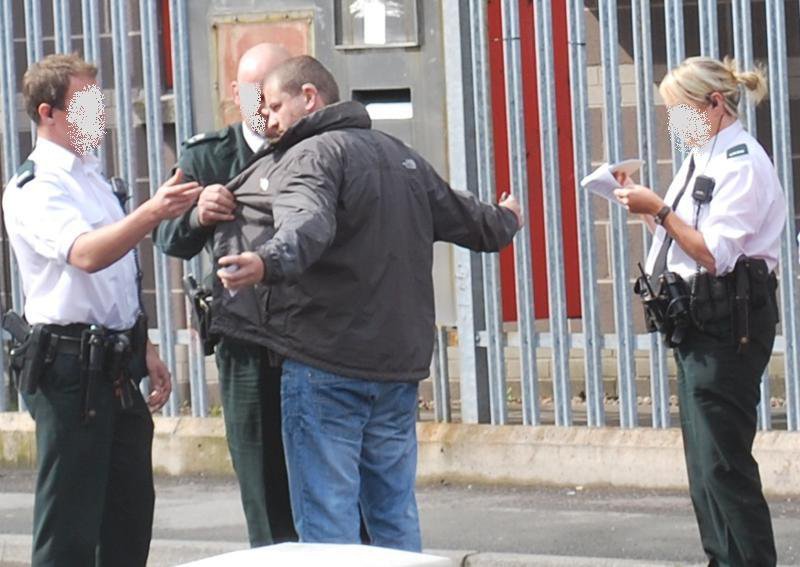 Stephem Murney in uno dei molteplici 'stop & search'  di cui è stato 'vittima' per mano della PSNI