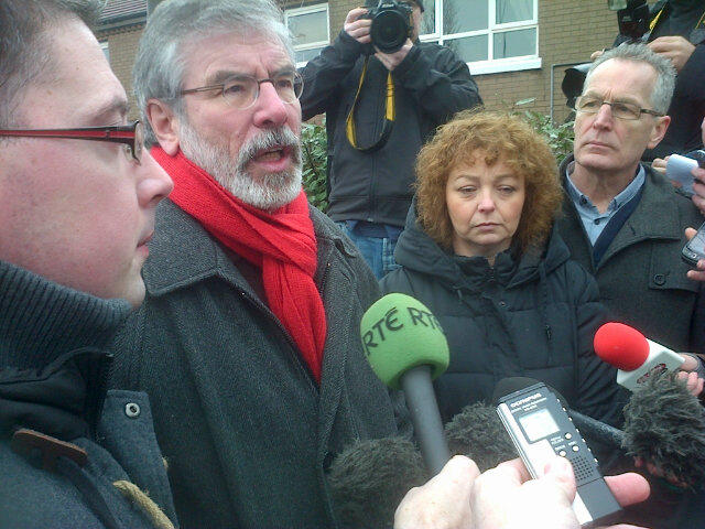 Gerry Adams si è recato in visita alle abitazioni repubblicane attaccate durante i riots del 12 gennaio 2013