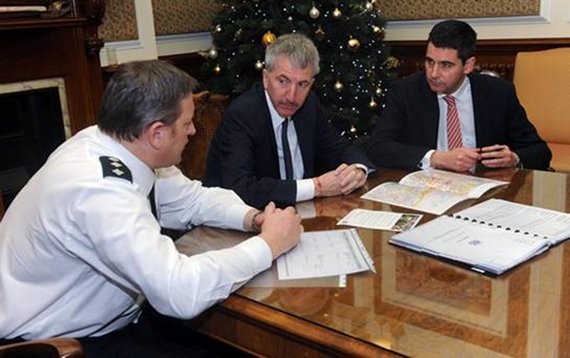 Breifing presso la Belfast City Hall, tra il Sovraintendente Capo della PSNI Alan McCrum, l'Ispettore Capo Gabriel Moran e Lord Mayor Mairtin O'Muilleor