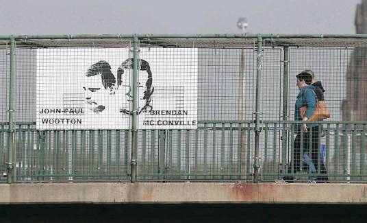 Il cartellone eretto sulla Westlink a Divis, Belfast