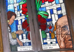 La vecchia vetrata in commemorazione della Bloody Sunday, rimossa dalla Guildhall