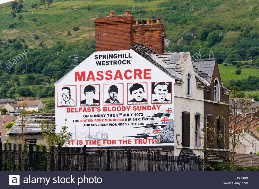 il-murale-nella-parte-occidentale-di-belfast-commemorando-il-springhill-westrock-massacro-9-luglio-1972-c60nx8